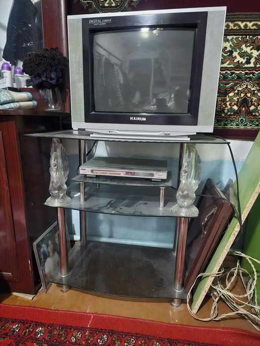 Телевизор подставкаси билан бирга сотилади