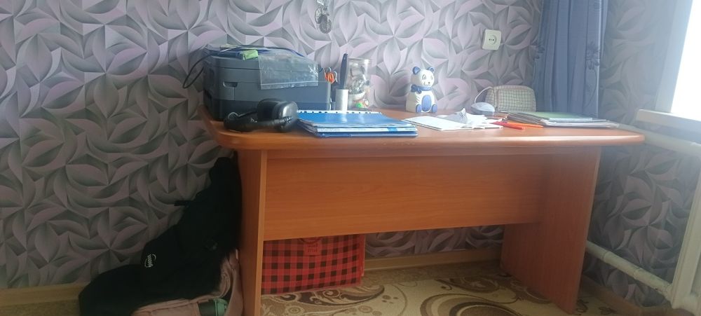 Стол офисный или для дома