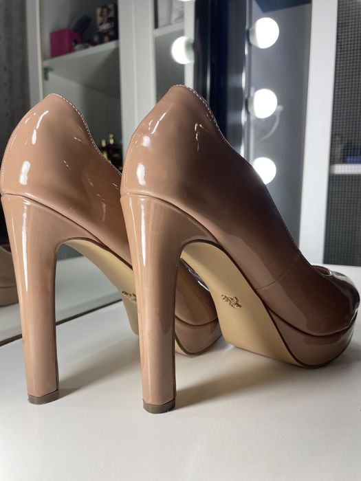 Уникални бежови обувки на ток