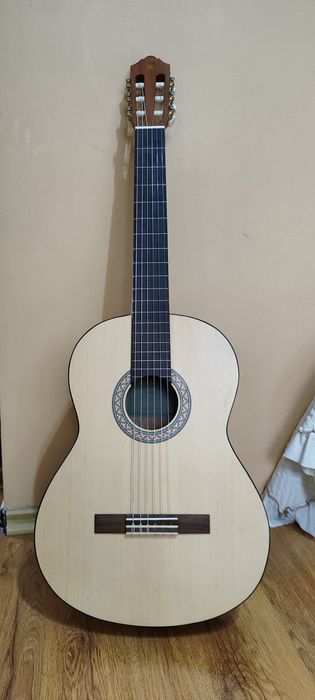 Очень срочно гитара Yamaha C 40 M