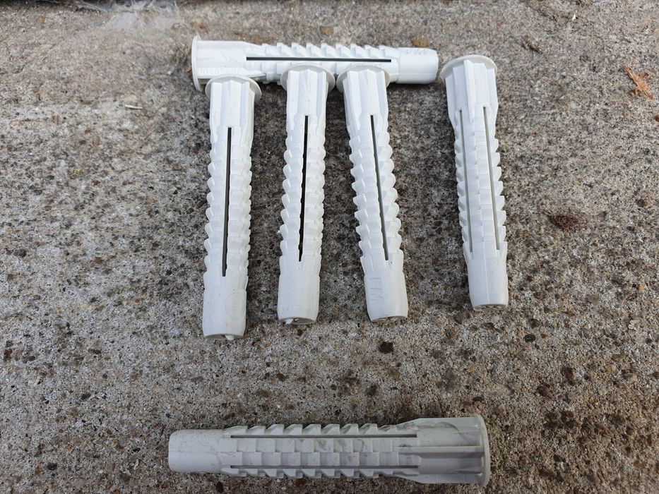 Дюбели  пакети по 100 бр .