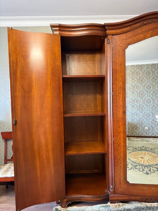 Спальный гарнитур. Итальянский, дерево.