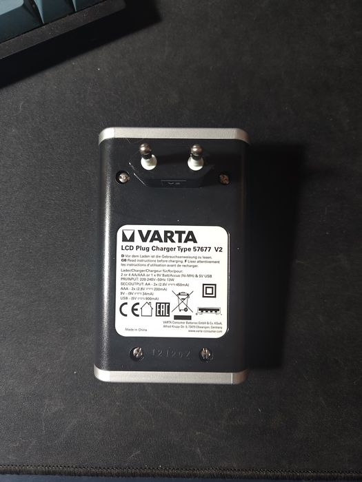 Зарядно за батерии АА ААА 9V USB out Varta