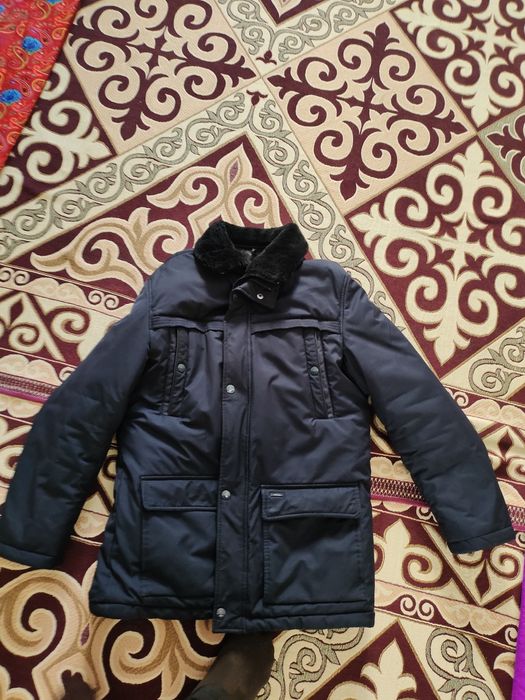 Куртка сатылады.