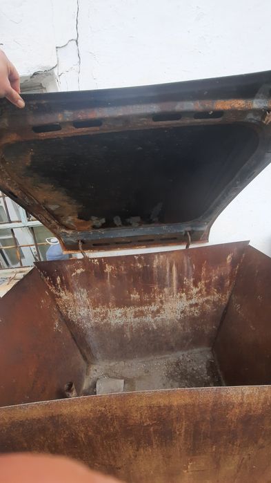 Автомашина капоти