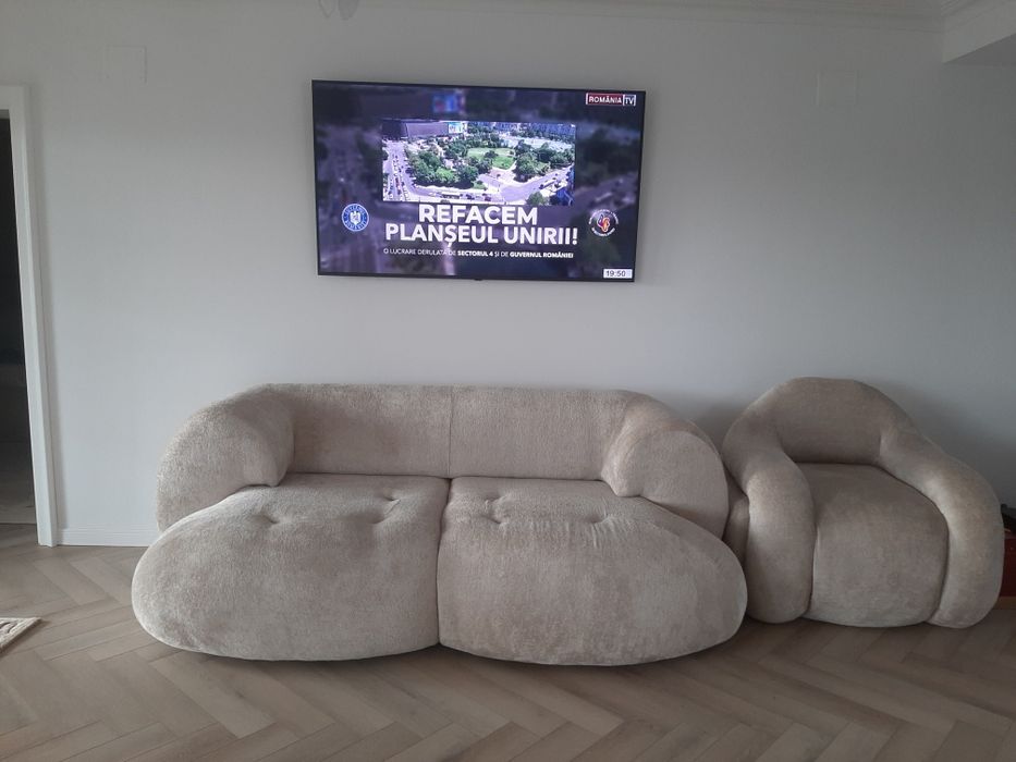 Canapea din catifea și un fotoliu