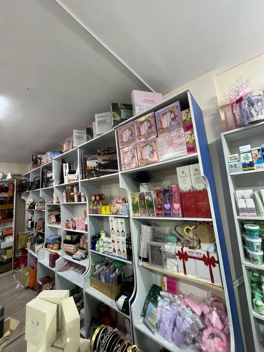 продам Витрина и полки