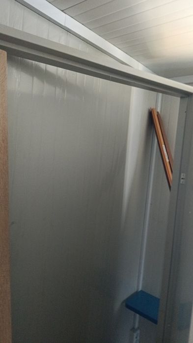 Продавам 3 броя врати с каси, 2 интериорни и 1 метална