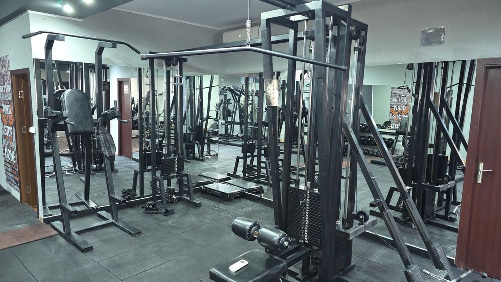 Sala de fitness completa