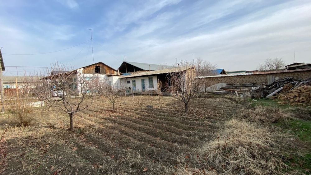 Uy sotiladi 5.20sotx keliwadigan joyi bor