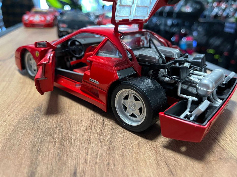 Метална колекционерска количка  модел FERRARI F40 EVOLUZIONE 1:18