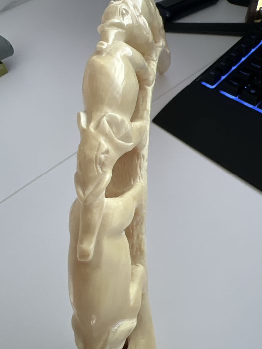 Colt de elefant scluptat