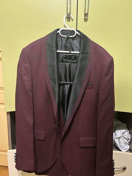 Елегантен мъжки костюм в бордо със сатенен ревер – като нов