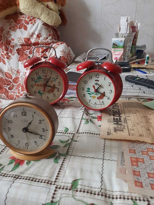 часы настольные цена за три штуки см.фото