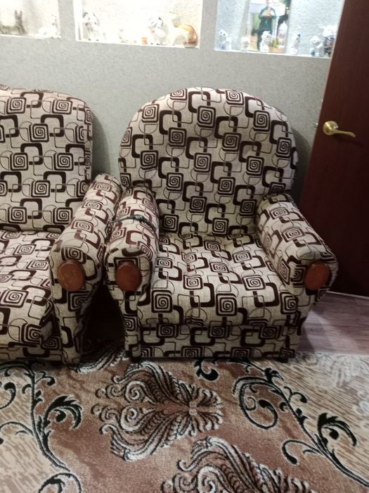 Продам диван и два кресла.