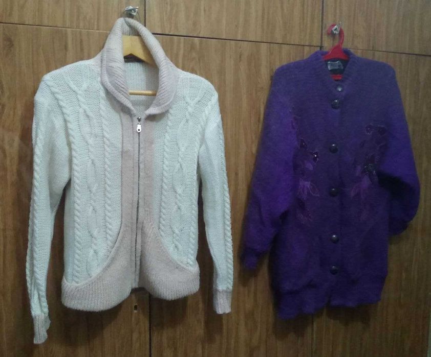 продам два вязаных  теплых жакета