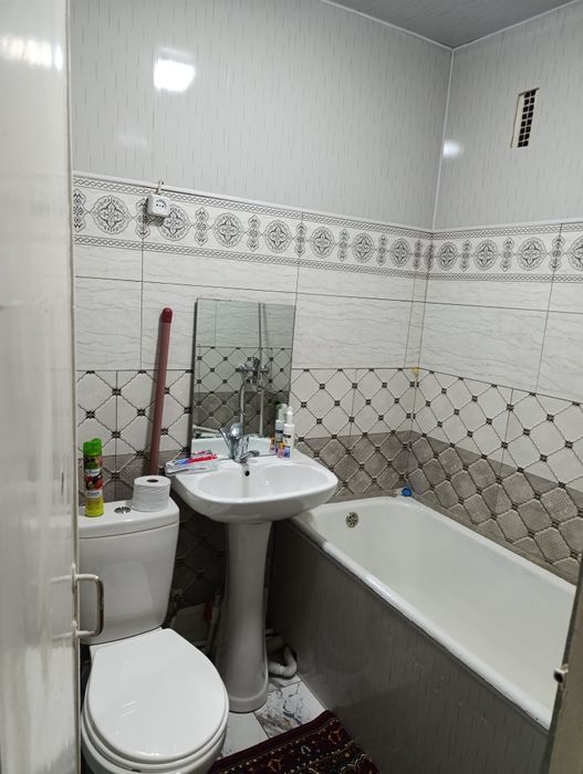 Uy sotiladi 2 xonalik oktyabr kojeniy banitsani yonida 2-xonalik