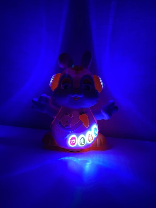 Танцуващо зайче с музика и светлина