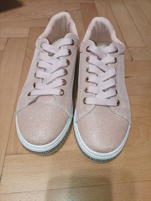 Дамски спортни обувки