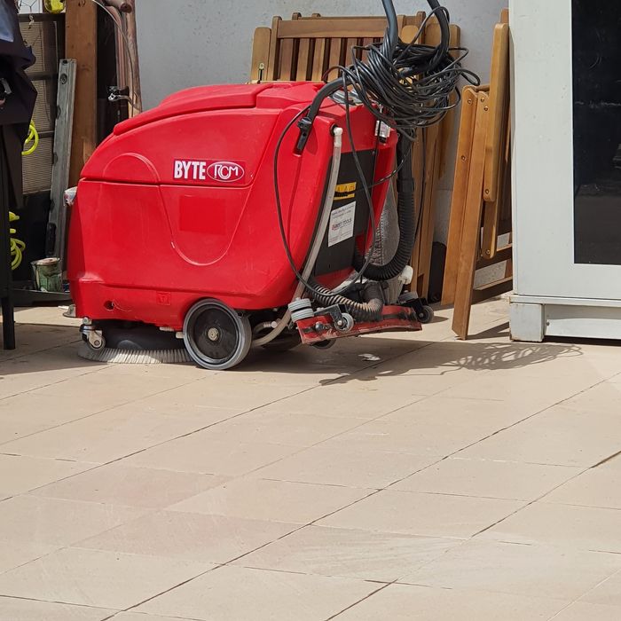 Inchiriez masina spalat pardoseli