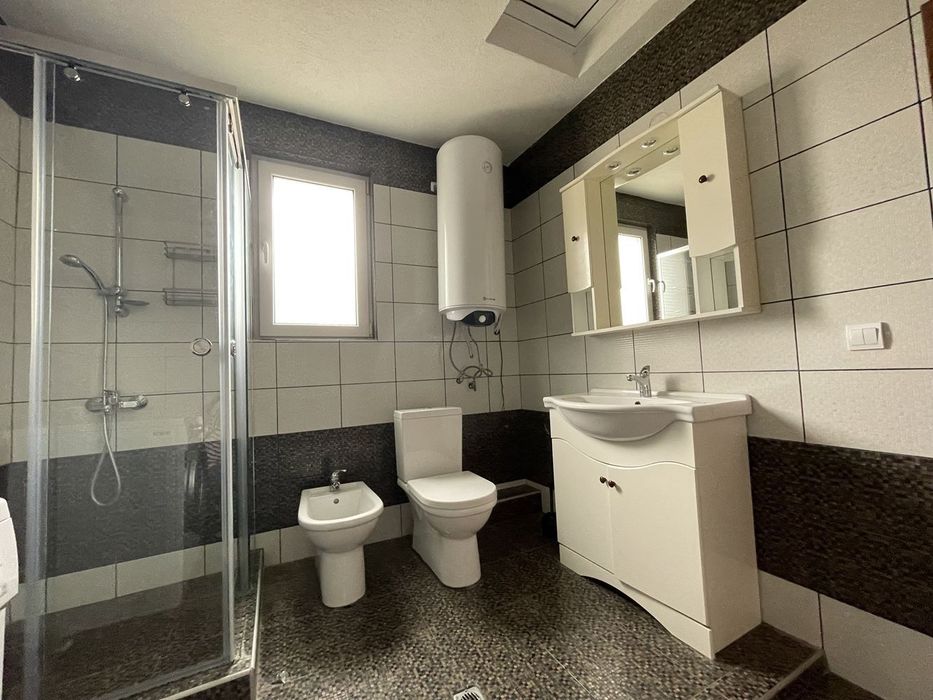 Под наем самостоятелна къща с двор