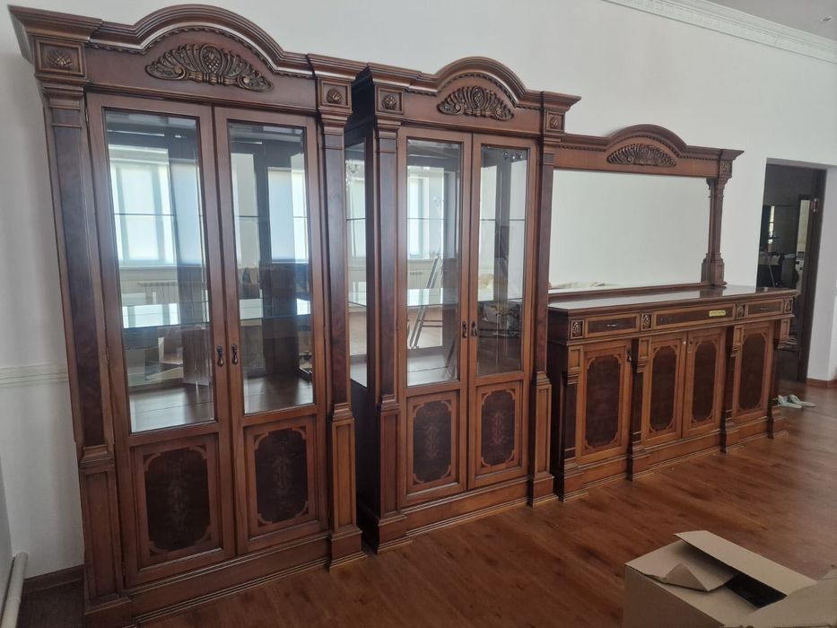 Продам шкаф сервант