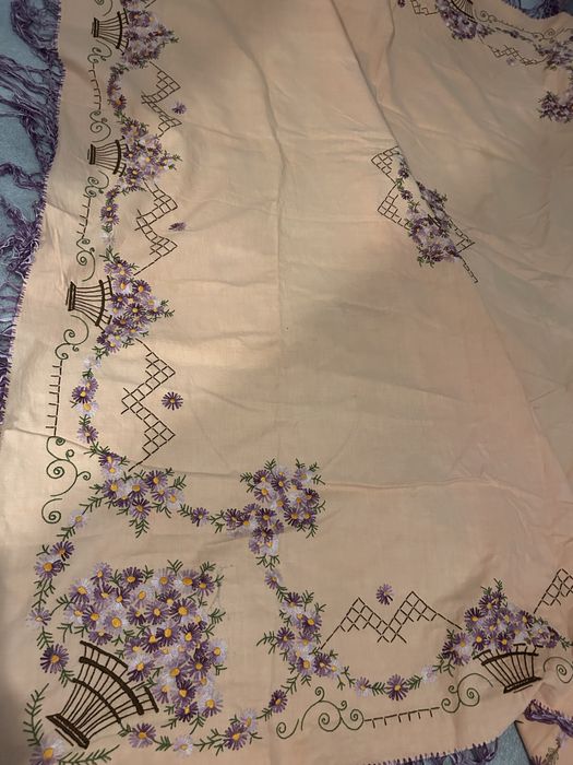 Fata de masa brodata manual