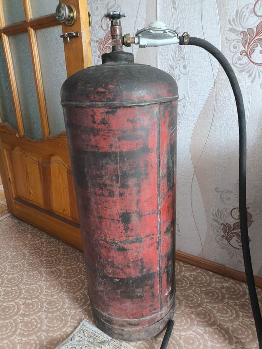 Газовый баллон большой с редуктором и газом 50 литров.