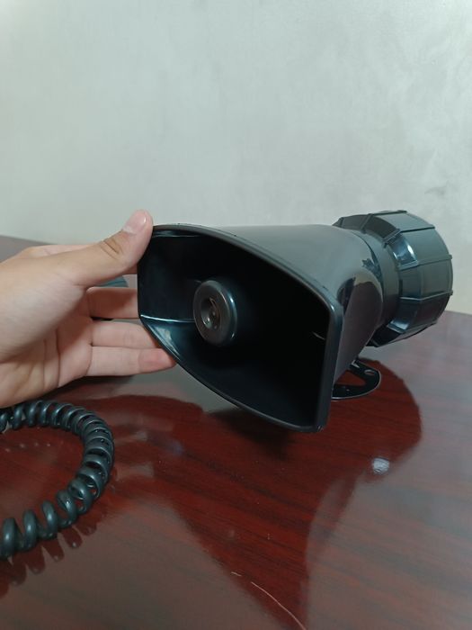 7 xil ovozli.gapirsa boʻladi. 12 V li akumlyatorga ishlaydi.