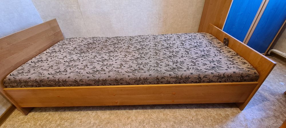 Кровать 1,5 деревянная