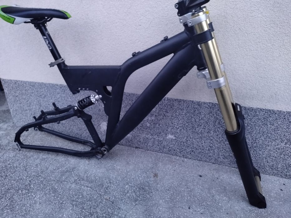 Продавам рамка Cross T-rex