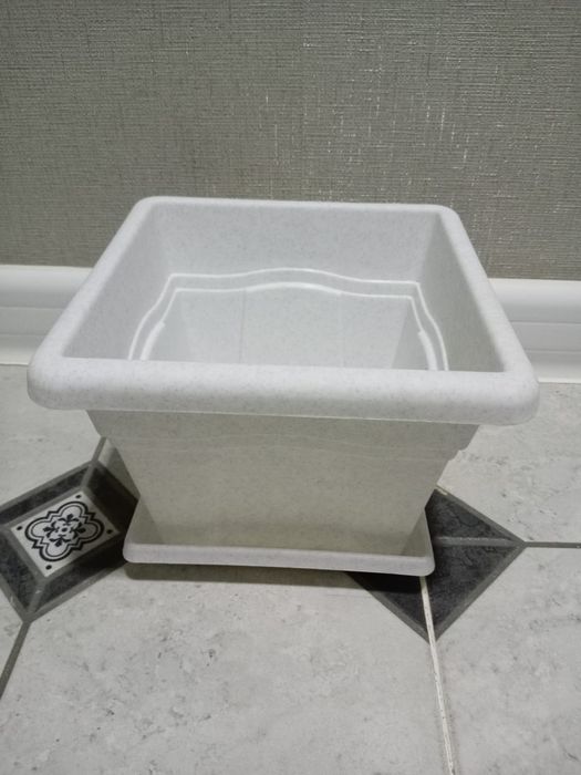 Белый цветочный горшок