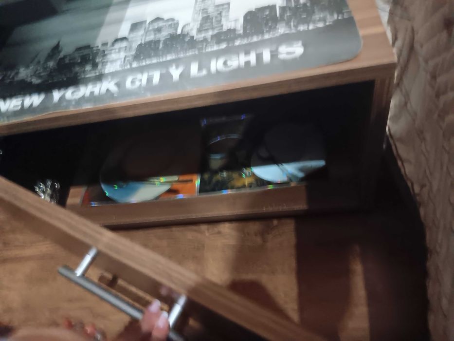 Запазена спалня с две нощни шкафчета и матрак към нея!  Материал направена е от дърво има ракла с механизъм за багаж под нея!  Размери 2 на 160.