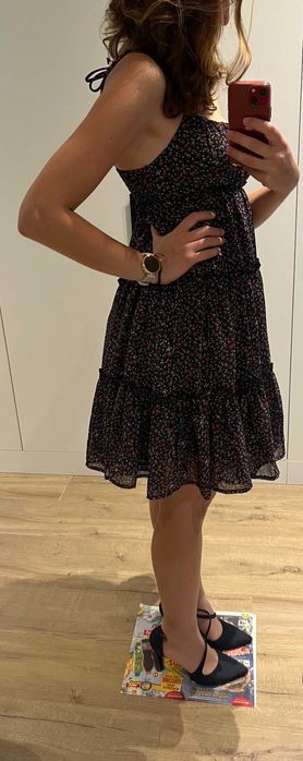 Кокетна къса рокличка с флорален мотив