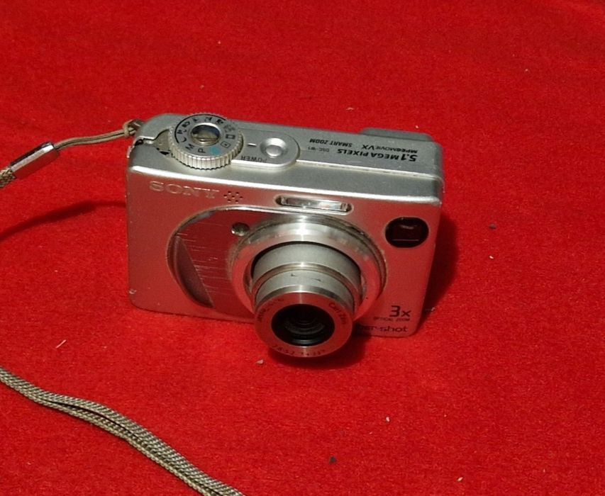 Aparat Photo sony cu defect la obiectiv, nu iese de tot.