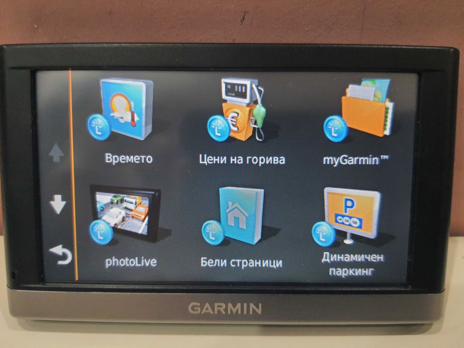 Продавам оригинален GPS GARMIN с много функции и български език