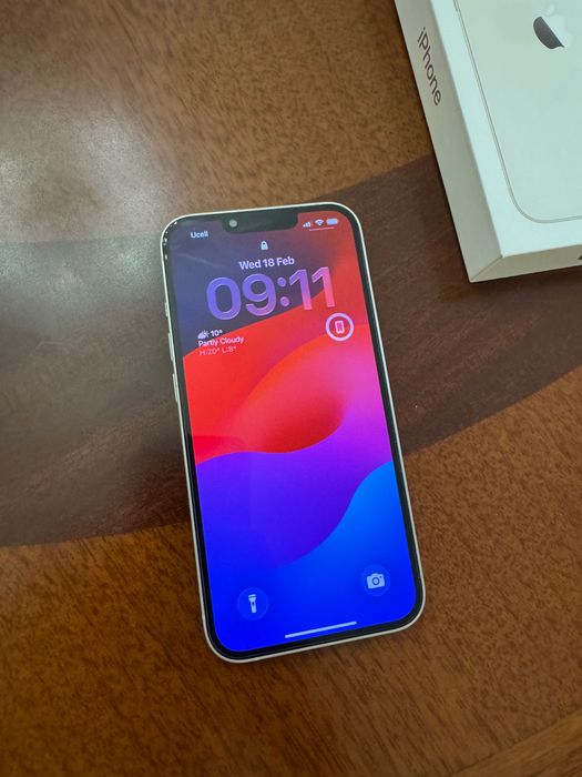 iPhone 13 128GB White — в идеальном состоянии