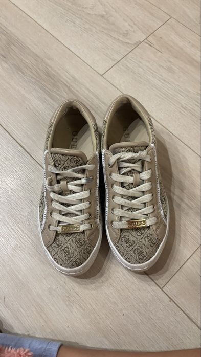 Маратонки Guess.
