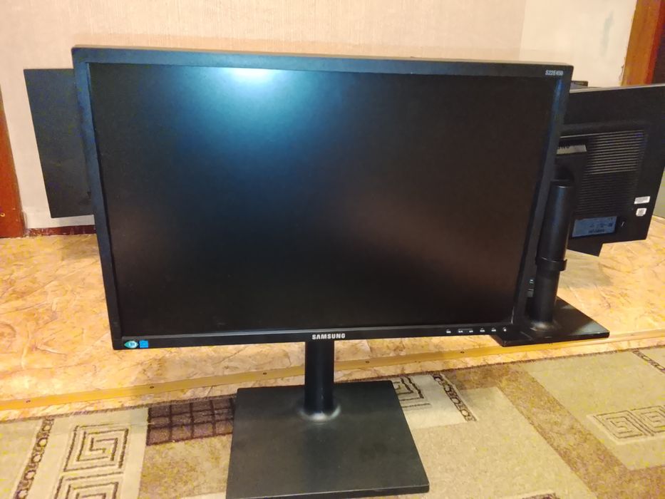 ПРОДАМ МОНИТОР Samsung 22" S22E450BW

Full HD, PLS матрица - цвета