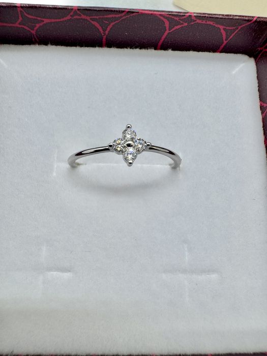 Сребърен пръстен с мойсанит ( диамант)