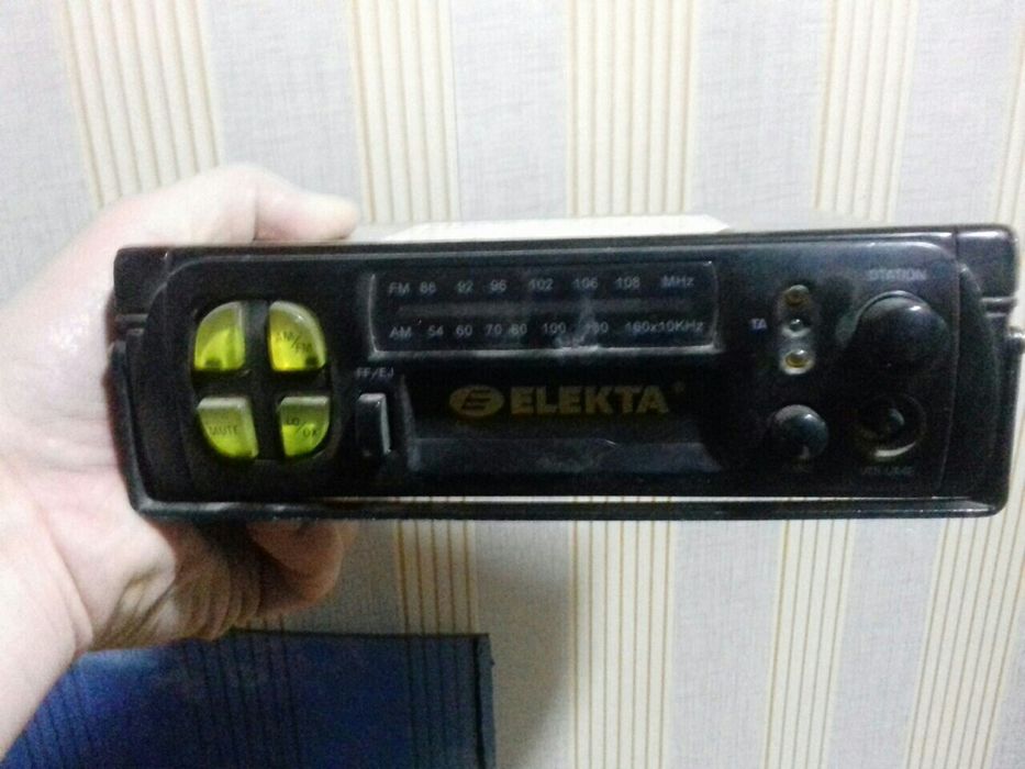 Автомагнитол рабочий но нормальной состояние. Есть два варианта