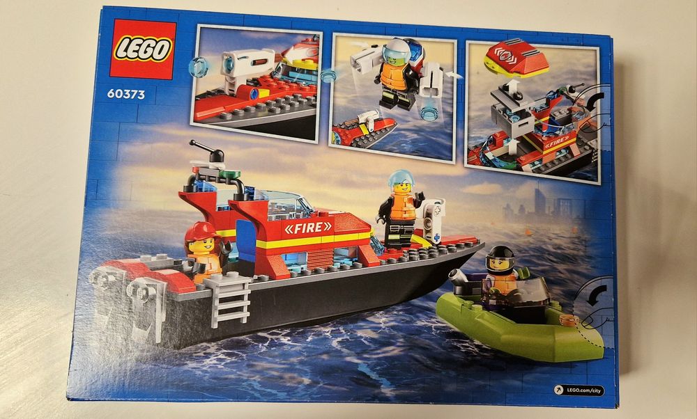 Ново LEGO City 60373 – Пожарникарска спасителна лодка