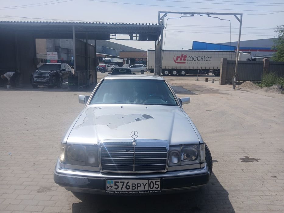 MERCEDES-BENZ  124 e 300.