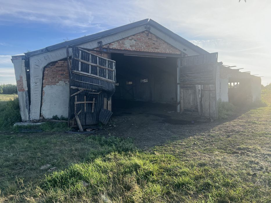 Продам на разбор здание ! Плиты , клюшки !