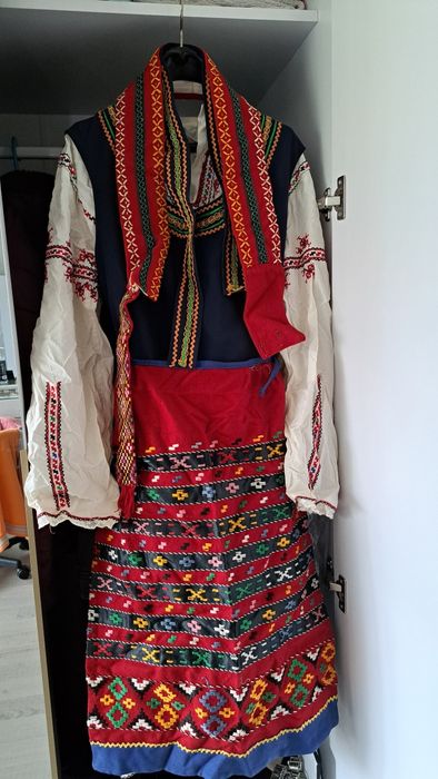 Народна носия с чисто нова риза и престилка