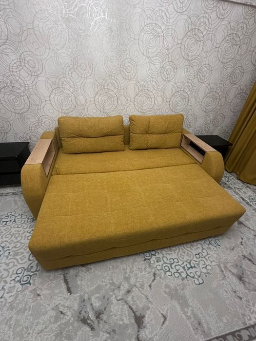 Диван желтого цвета, длина 2 метра