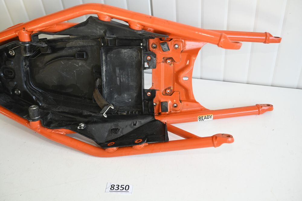 KTM DUKE 125 Cadru codita spate cu plastic baterie