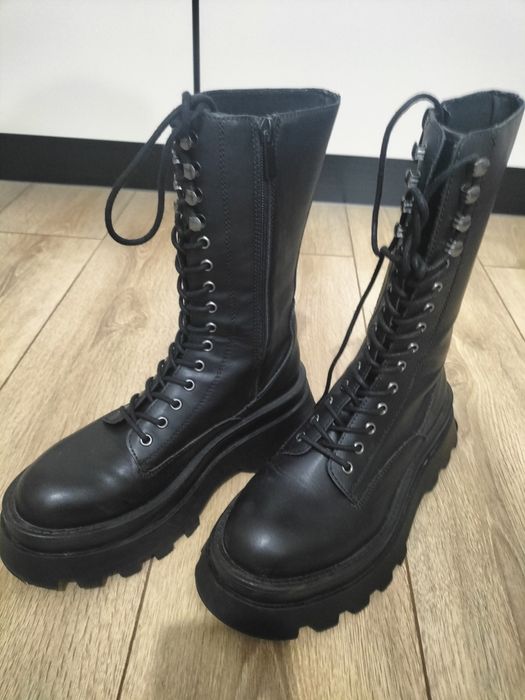 Vand bocanci / platforme / pantofi