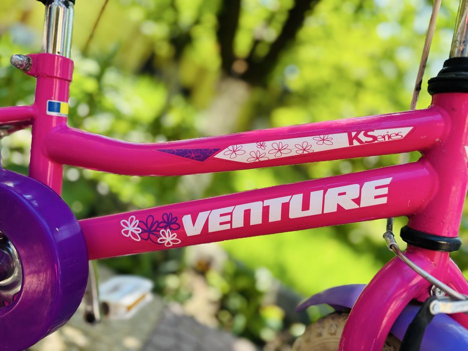 Bicicleta venture roz de fetite cochete
