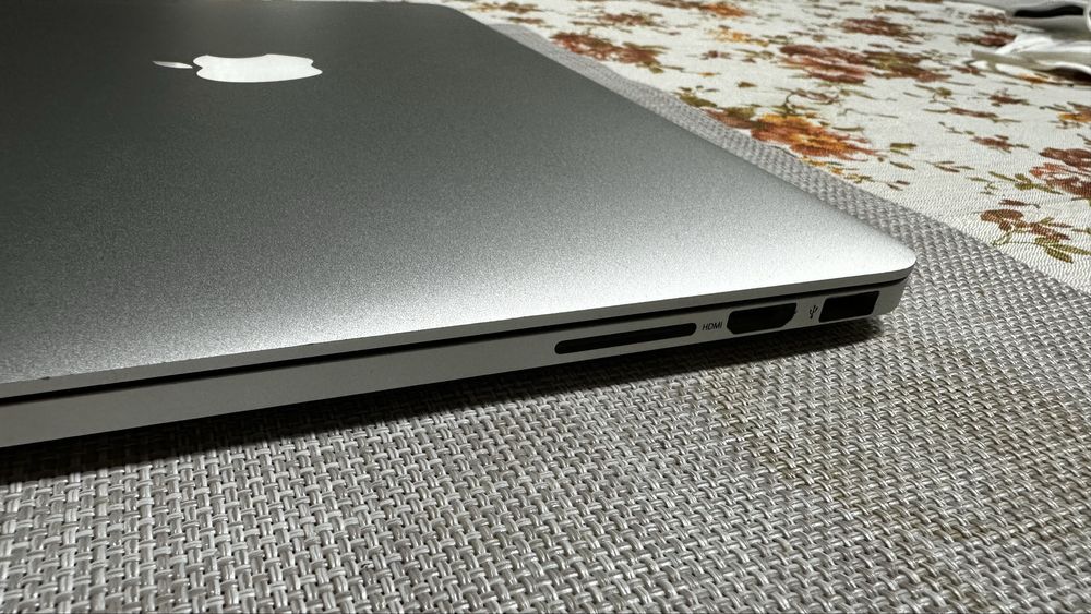 Macbook Pro Air 13” (Early 2015) in perfecta stare